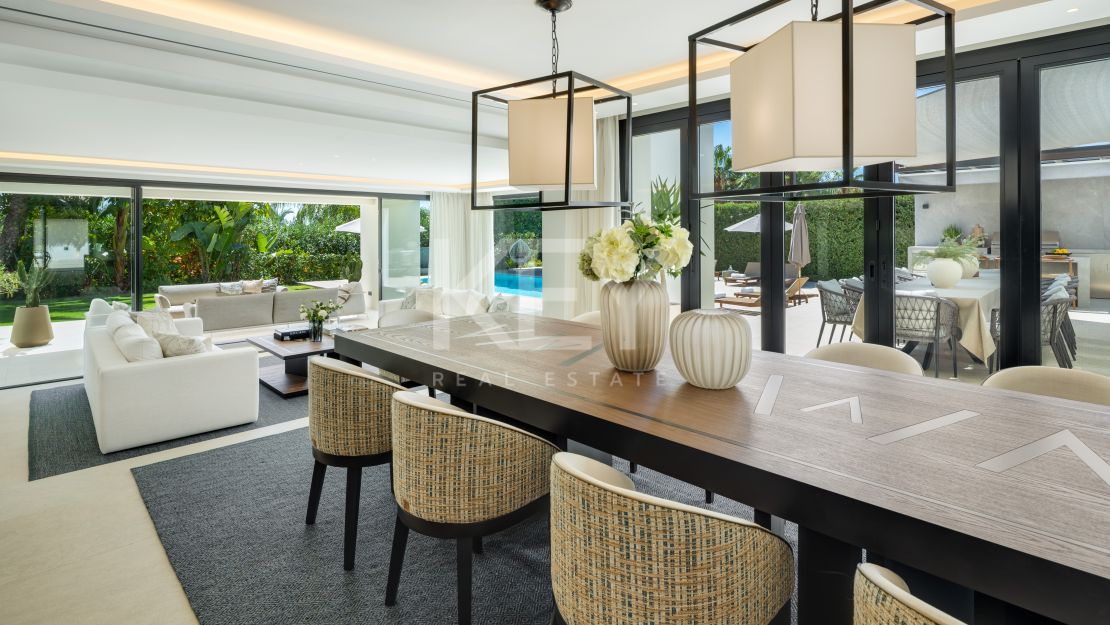 Villa moderna con vistas al mar en Nueva Andalucía