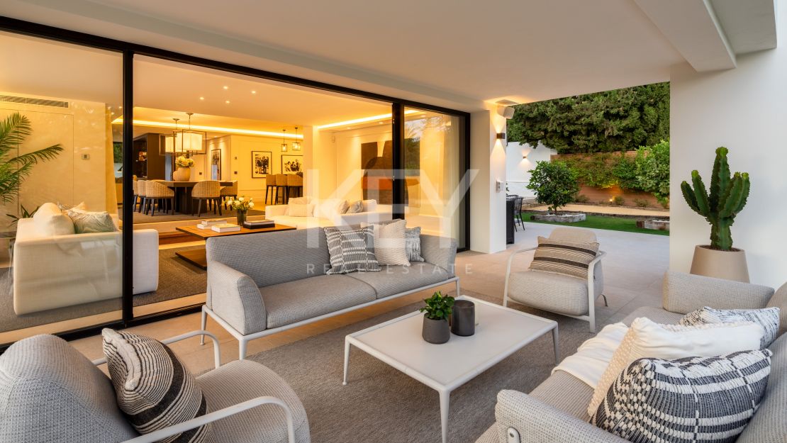 Villa moderna con vistas al mar en Nueva Andalucía