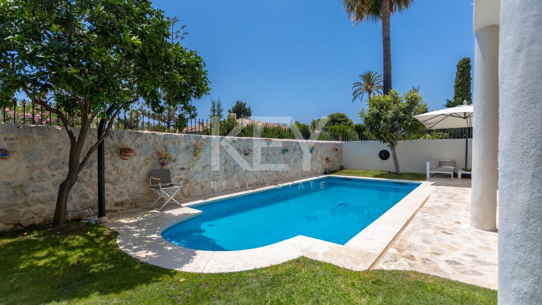 Современная пляжная вилла с уникальным дизайном в El Paraíso Barronal