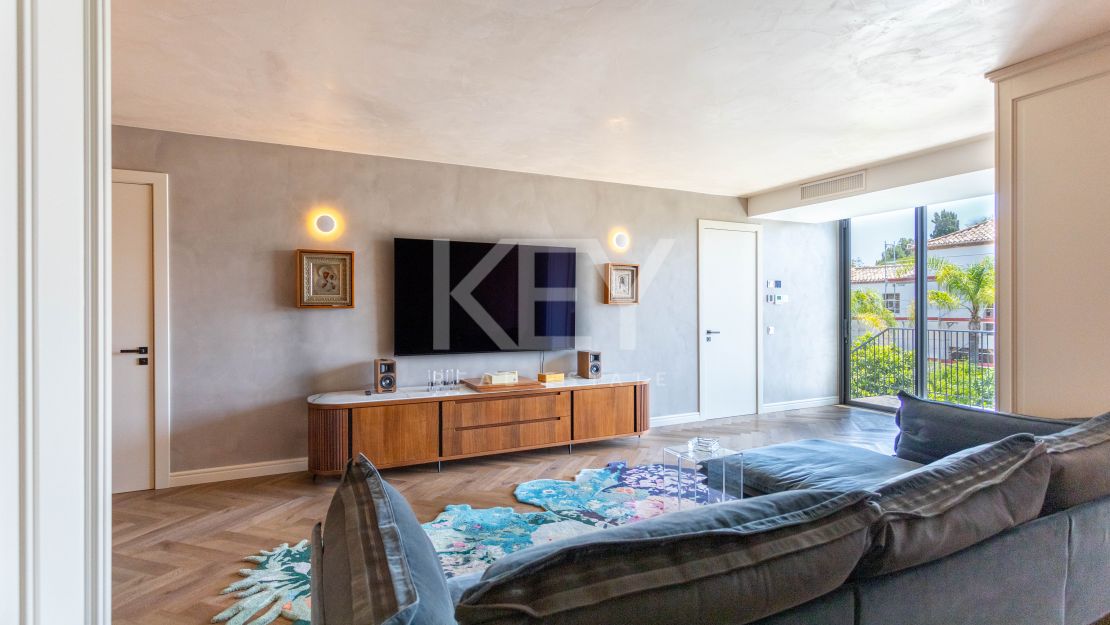 Современная пляжная вилла с уникальным дизайном в El Paraíso Barronal