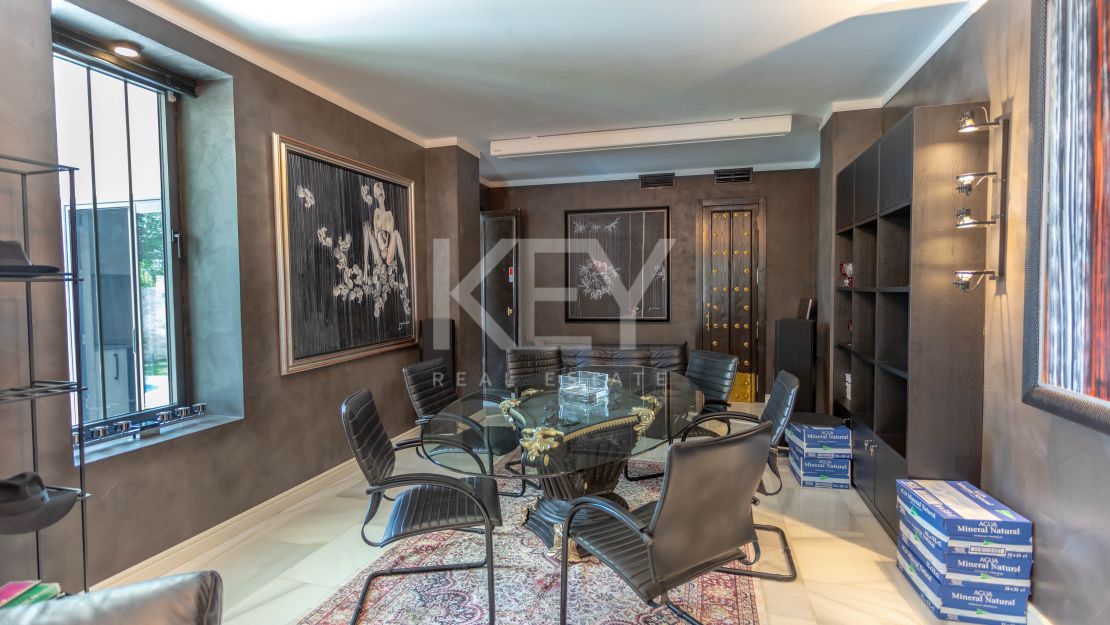 Современная пляжная вилла с уникальным дизайном в El Paraíso Barronal