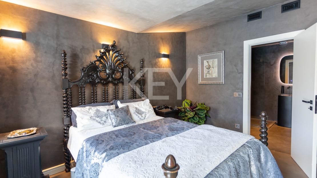 Современная пляжная вилла с уникальным дизайном в El Paraíso Barronal