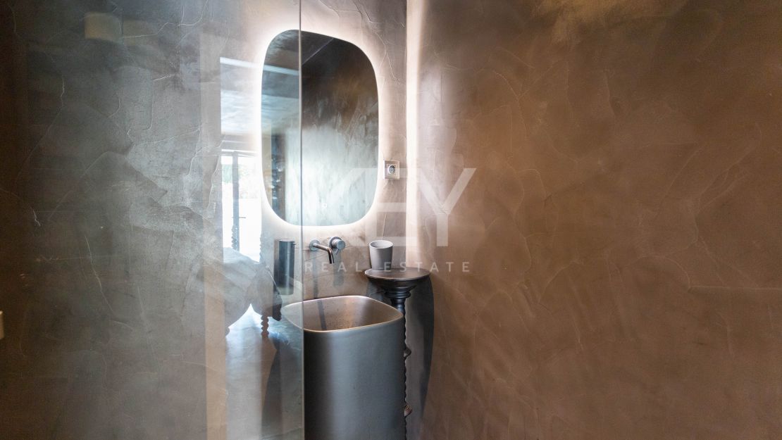 Современная пляжная вилла с уникальным дизайном в El Paraíso Barronal