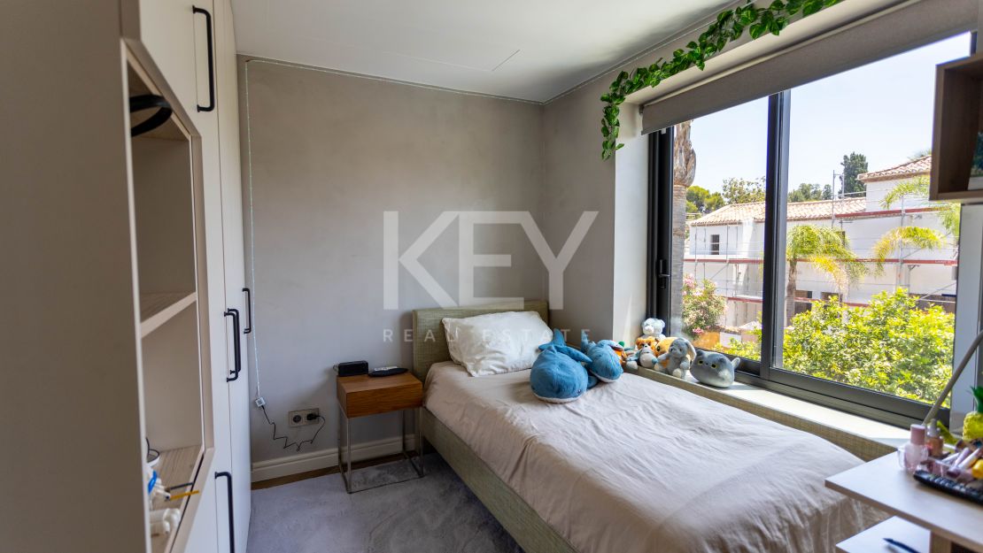 Современная пляжная вилла с уникальным дизайном в El Paraíso Barronal