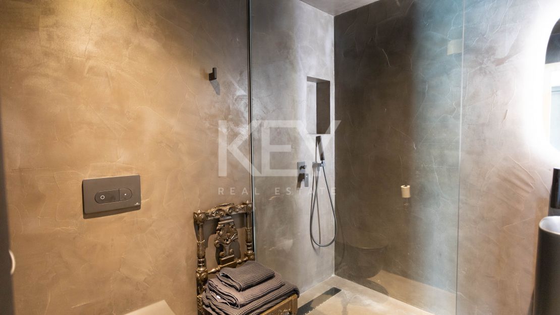 Современная пляжная вилла с уникальным дизайном в El Paraíso Barronal