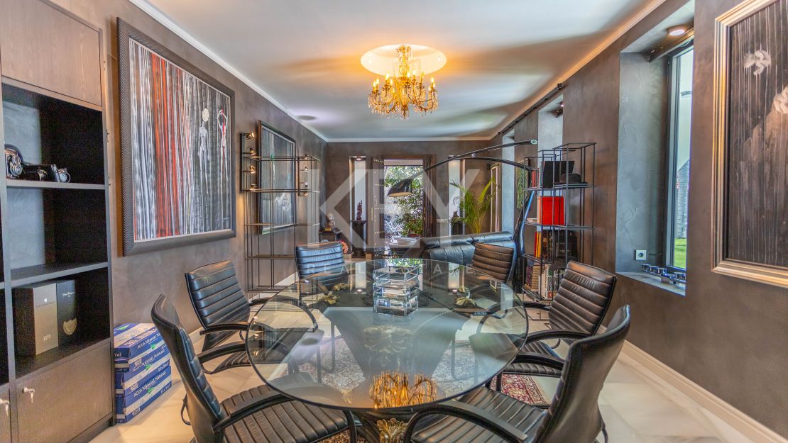 Современная пляжная вилла с уникальным дизайном в El Paraíso Barronal