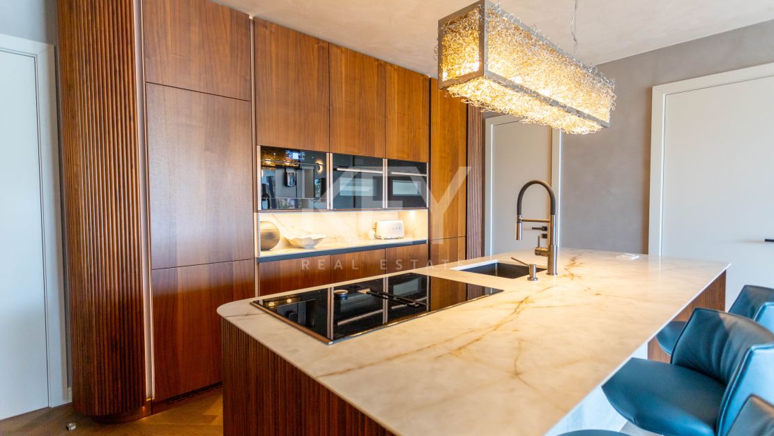 Современная пляжная вилла с уникальным дизайном в El Paraíso Barronal