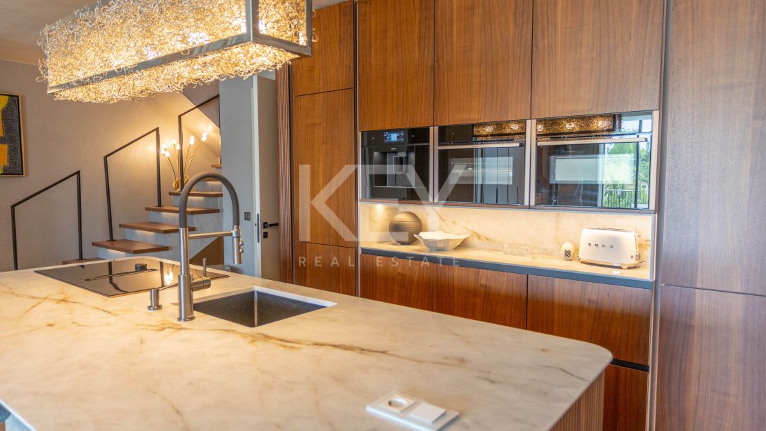 Современная пляжная вилла с уникальным дизайном в El Paraíso Barronal