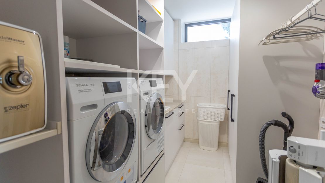 Современная пляжная вилла с уникальным дизайном в El Paraíso Barronal