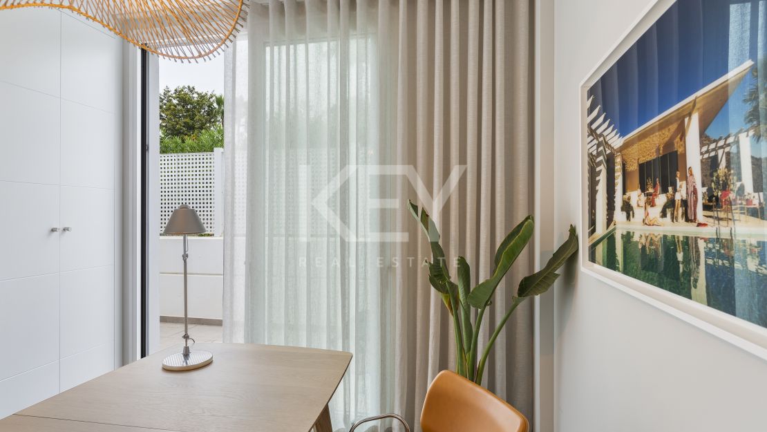 Современный таунхаус с террасой на крыше рядом с Пуэрто Банусом