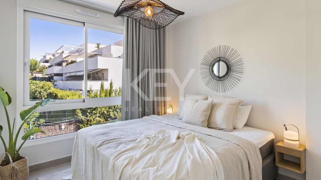 Современный таунхаус с террасой на крыше рядом с Пуэрто Банусом