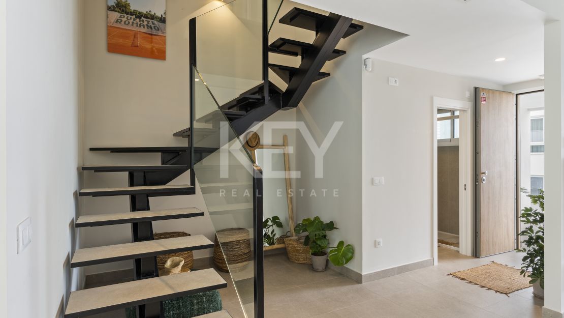 Современный таунхаус с террасой на крыше рядом с Пуэрто Банусом