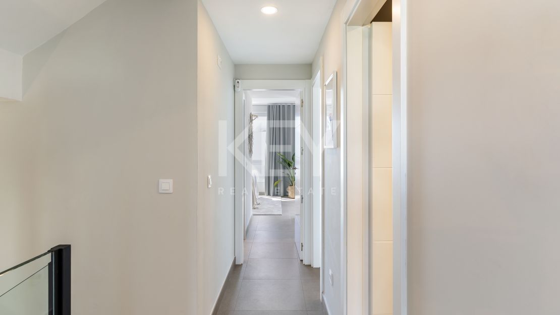 Современный таунхаус с террасой на крыше рядом с Пуэрто Банусом