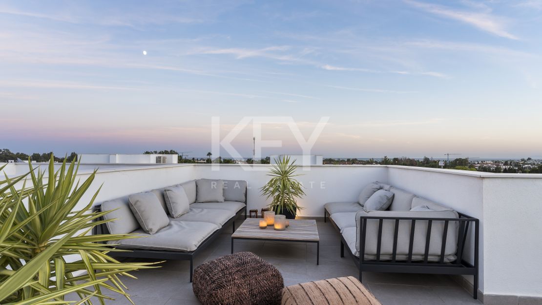 Современный таунхаус с террасой на крыше рядом с Пуэрто Банусом