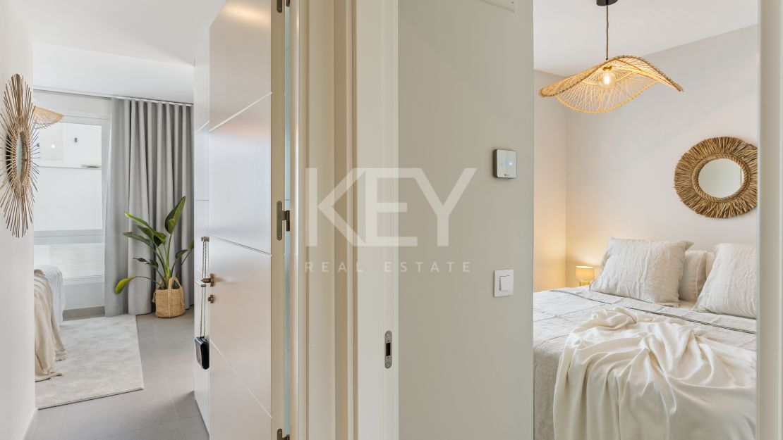 Современный таунхаус с террасой на крыше рядом с Пуэрто Банусом