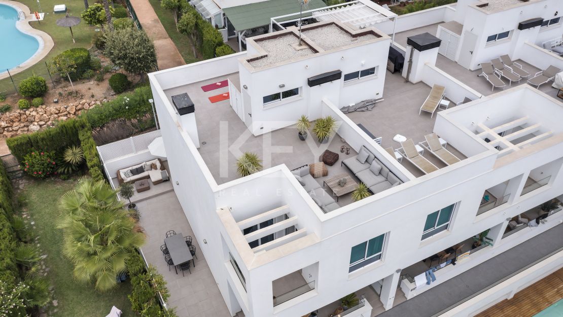 Современный таунхаус с террасой на крыше рядом с Пуэрто Банусом