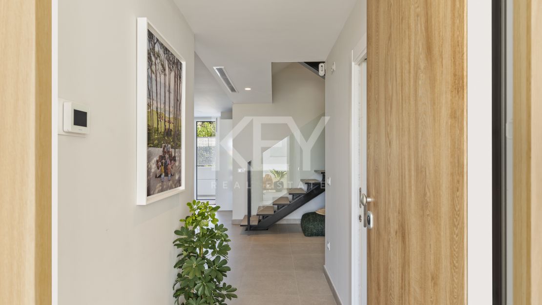 Современный таунхаус с террасой на крыше рядом с Пуэрто Банусом