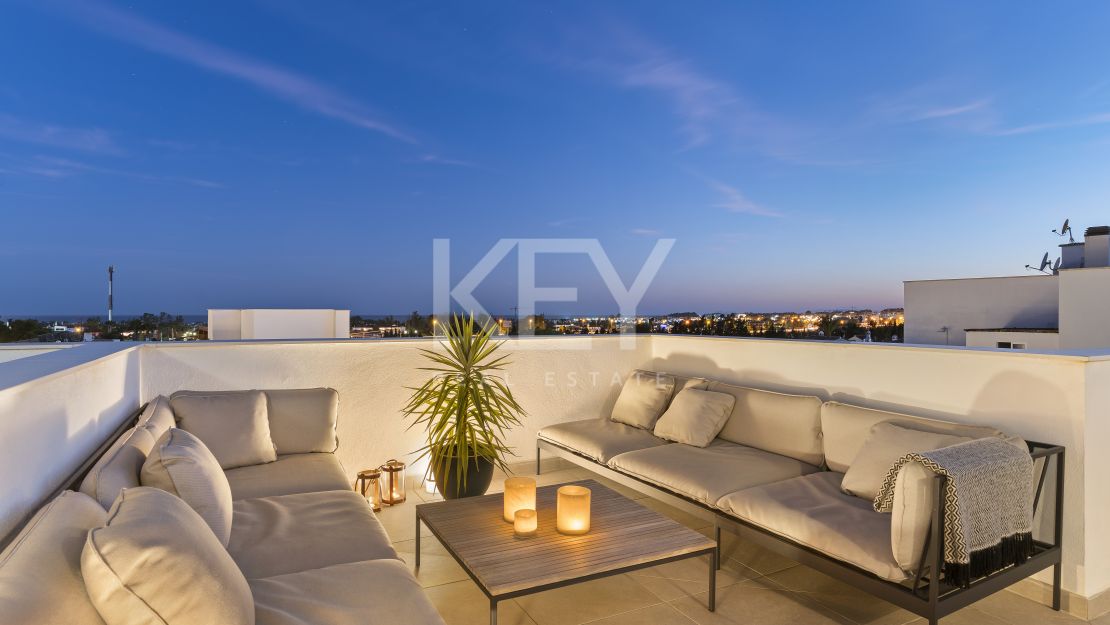 Современный таунхаус с террасой на крыше рядом с Пуэрто Банусом