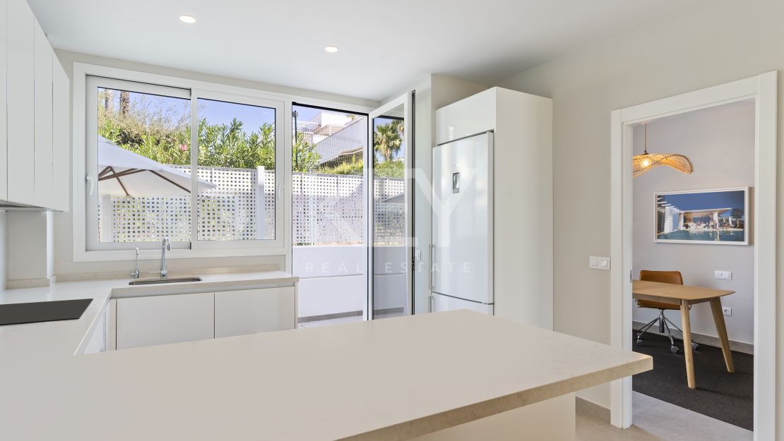 Современный таунхаус с террасой на крыше рядом с Пуэрто Банусом