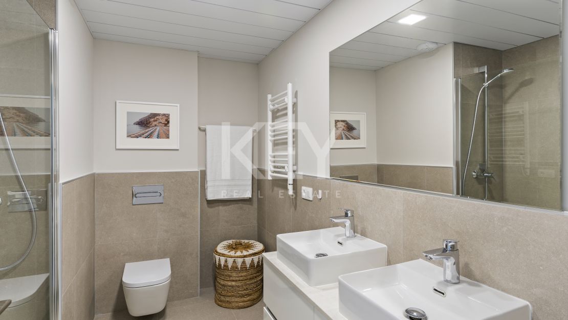 Современный таунхаус с террасой на крыше рядом с Пуэрто Банусом