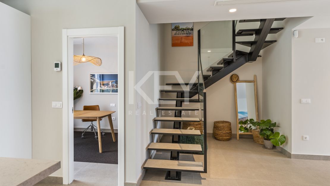 Современный таунхаус с террасой на крыше рядом с Пуэрто Банусом