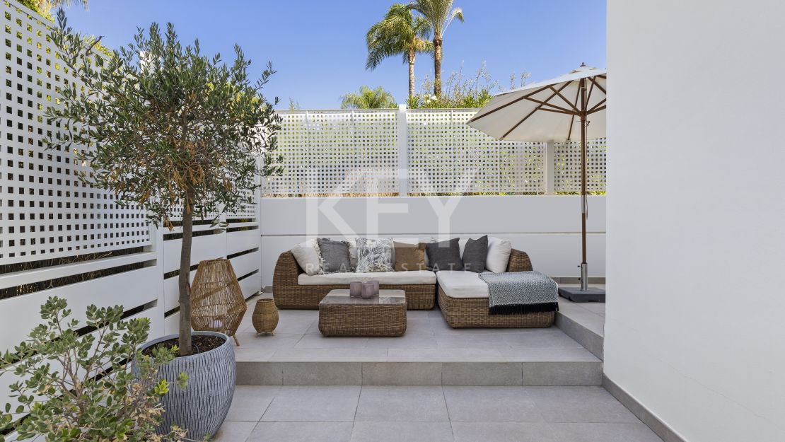 Современный таунхаус с террасой на крыше рядом с Пуэрто Банусом