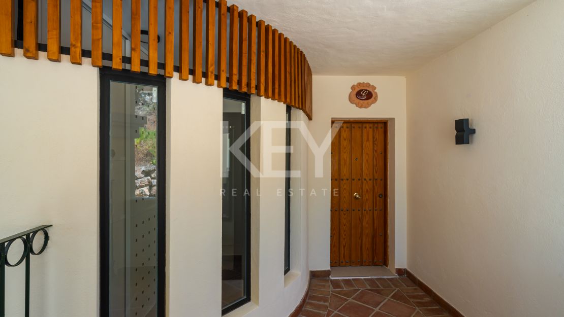 Стильные отремонтированные апартаменты с панорамным видом в Нуэва Андалусия