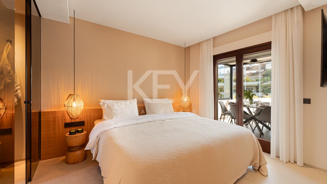 Ático dúplex moderno con vistas a la montaña en la Milla de Oro de Marbella