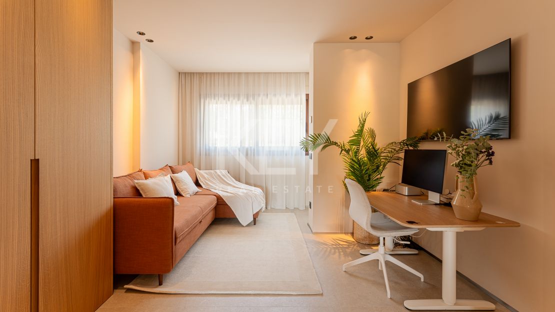 Ático dúplex moderno con vistas a la montaña en la Milla de Oro de Marbella