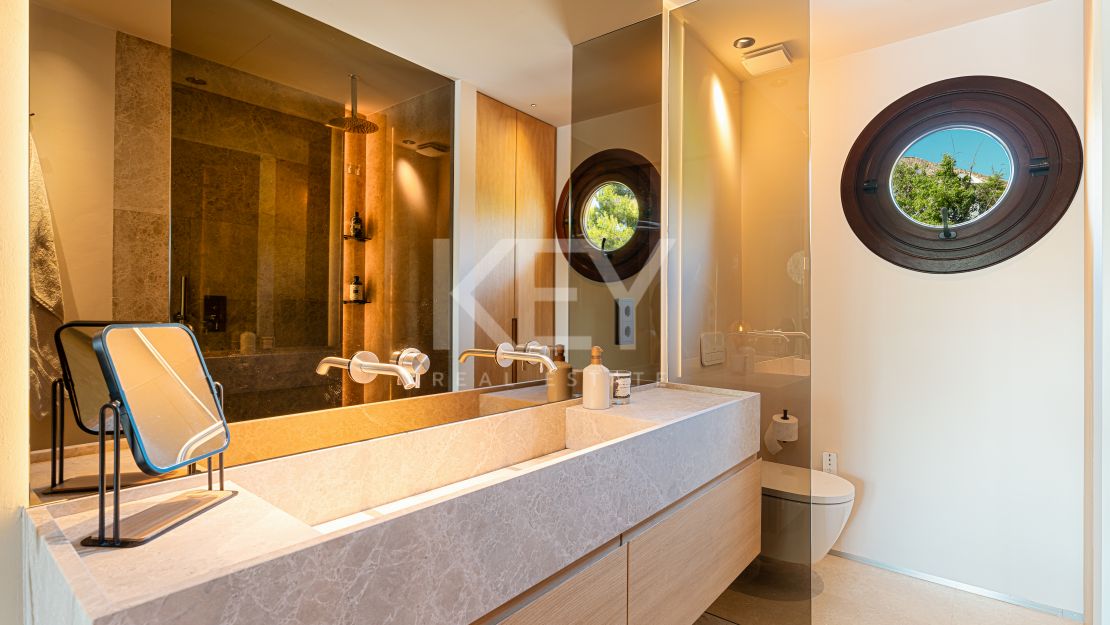 Ático dúplex moderno con vistas a la montaña en la Milla de Oro de Marbella