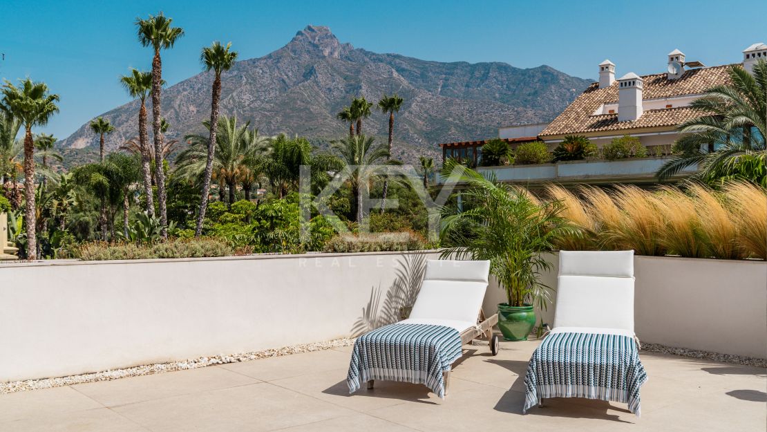 Ático dúplex moderno con vistas a la montaña en la Milla de Oro de Marbella
