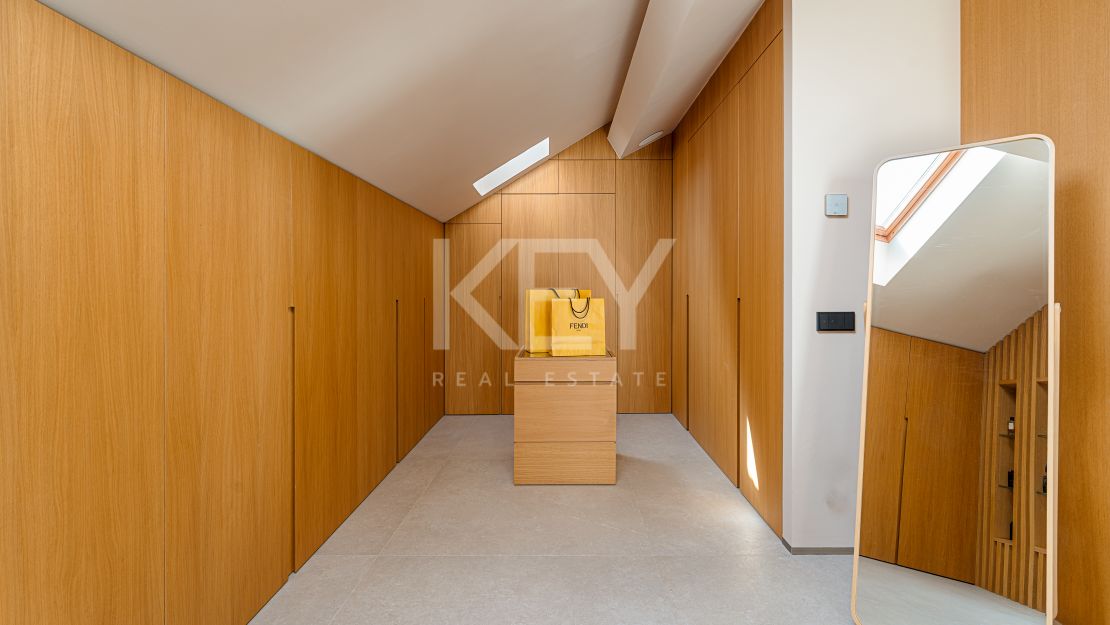 Ático dúplex moderno con vistas a la montaña en la Milla de Oro de Marbella