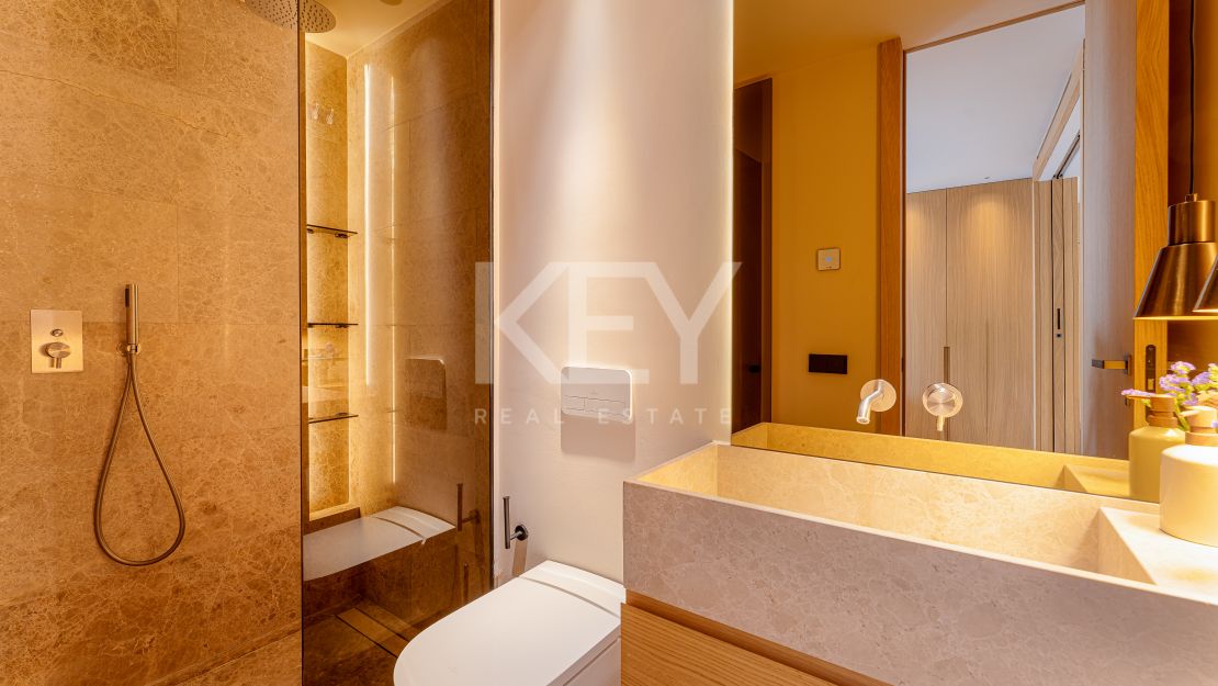 Ático dúplex moderno con vistas a la montaña en la Milla de Oro de Marbella