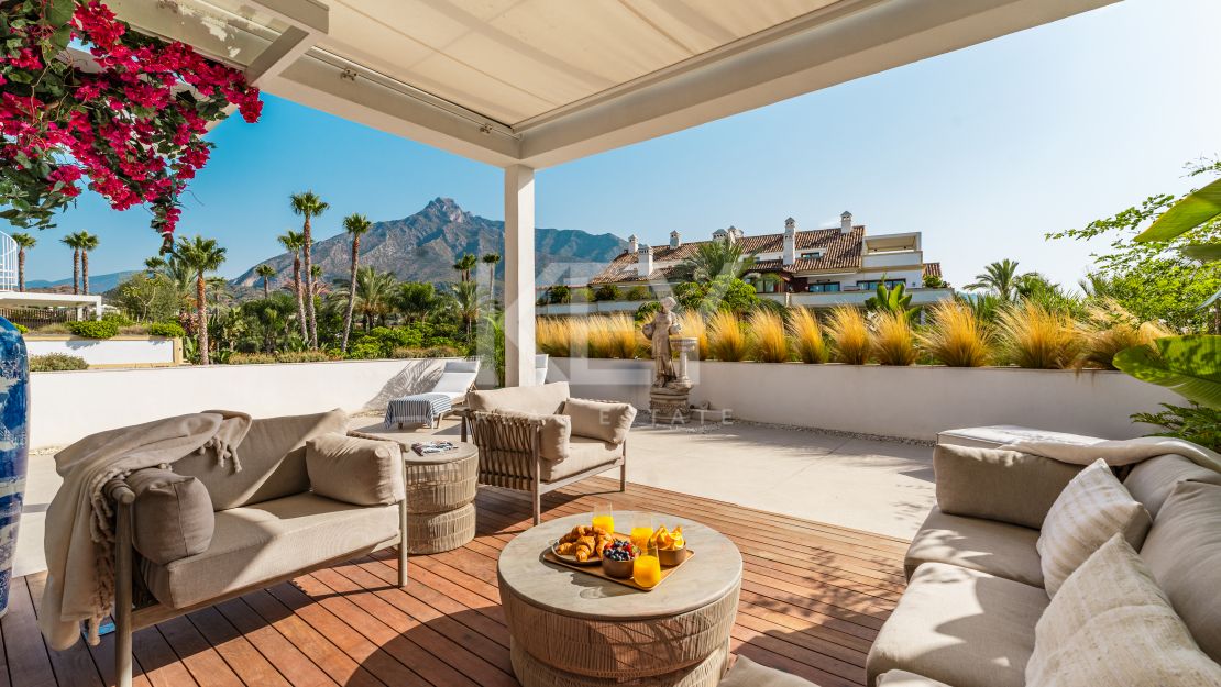 Ático dúplex moderno con vistas a la montaña en la Milla de Oro de Marbella