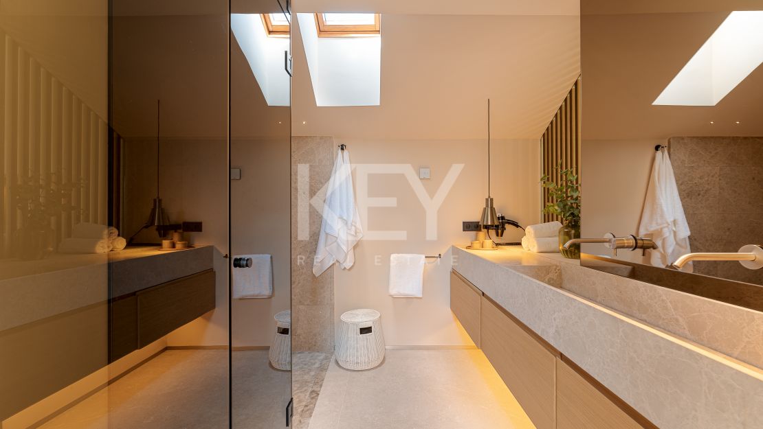 Ático dúplex moderno con vistas a la montaña en la Milla de Oro de Marbella