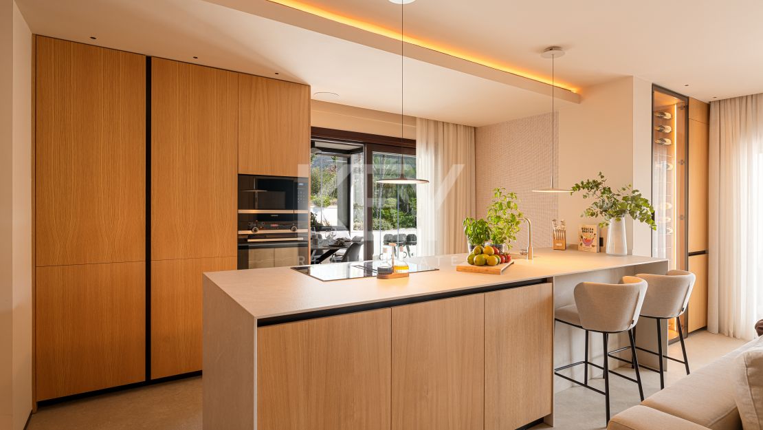 Ático dúplex moderno con vistas a la montaña en la Milla de Oro de Marbella