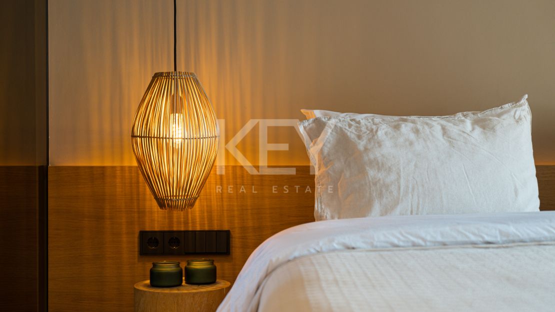 Ático dúplex moderno con vistas a la montaña en la Milla de Oro de Marbella