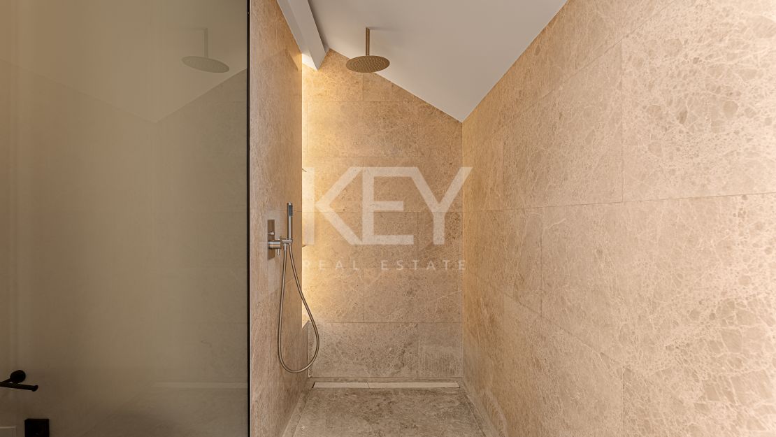 Ático dúplex moderno con vistas a la montaña en la Milla de Oro de Marbella