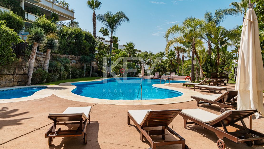 Ático dúplex moderno con vistas a la montaña en la Milla de Oro de Marbella