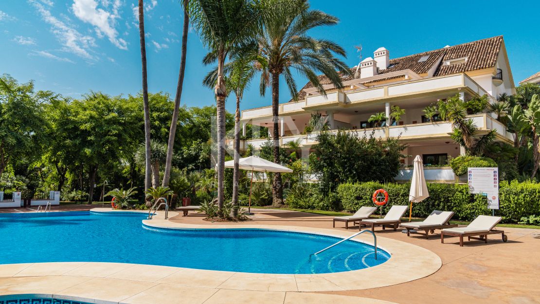 Ático dúplex moderno con vistas a la montaña en la Milla de Oro de Marbella