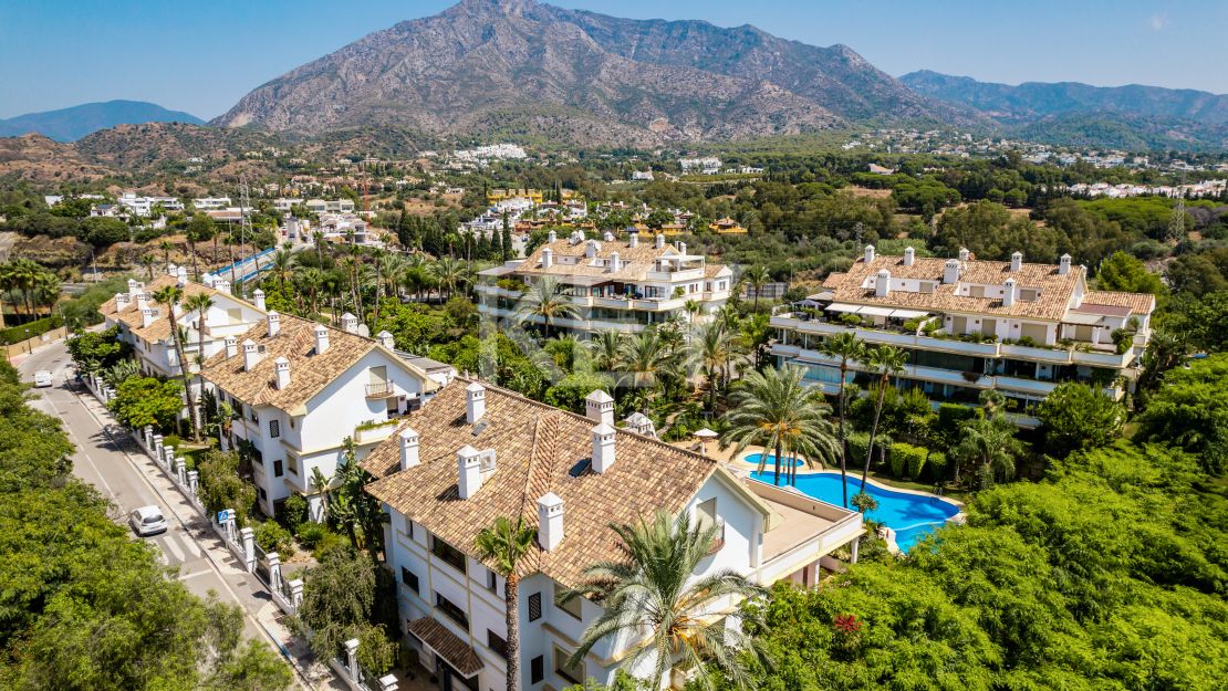 Ático dúplex moderno con vistas a la montaña en la Milla de Oro de Marbella
