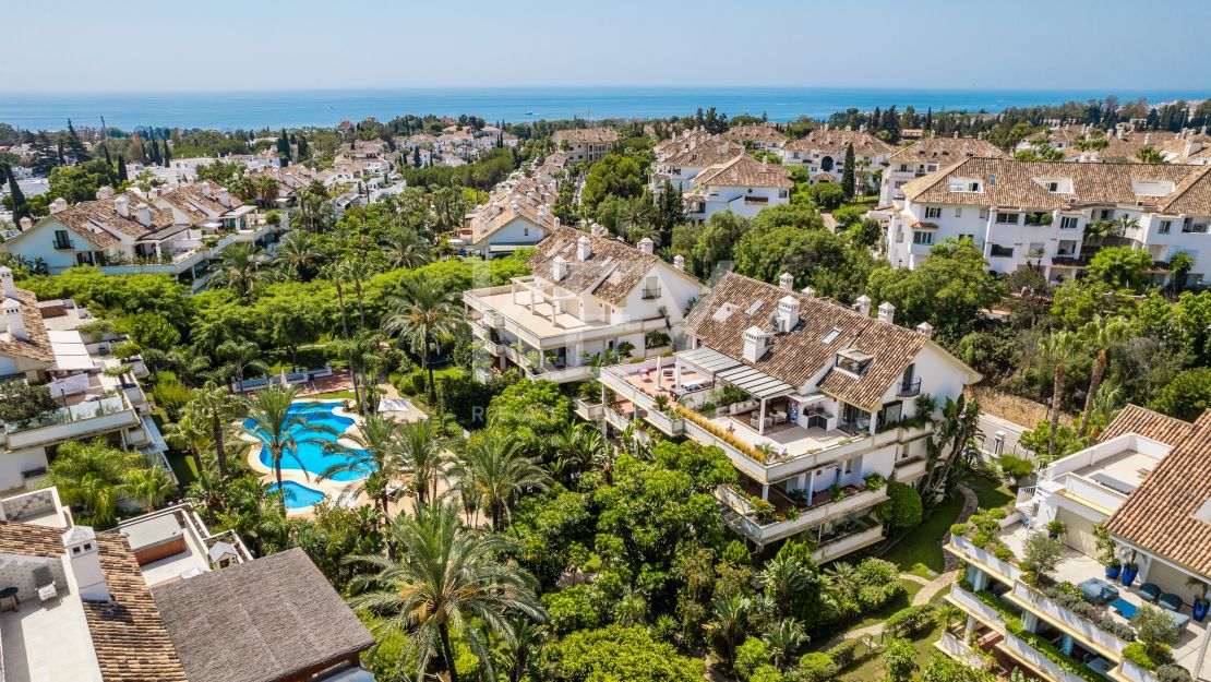 Ático dúplex moderno con vistas a la montaña en la Milla de Oro de Marbella