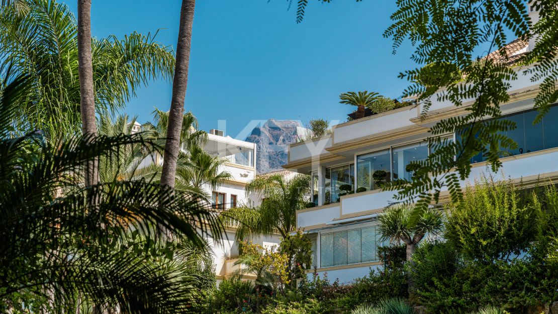 Ático dúplex moderno con vistas a la montaña en la Milla de Oro de Marbella