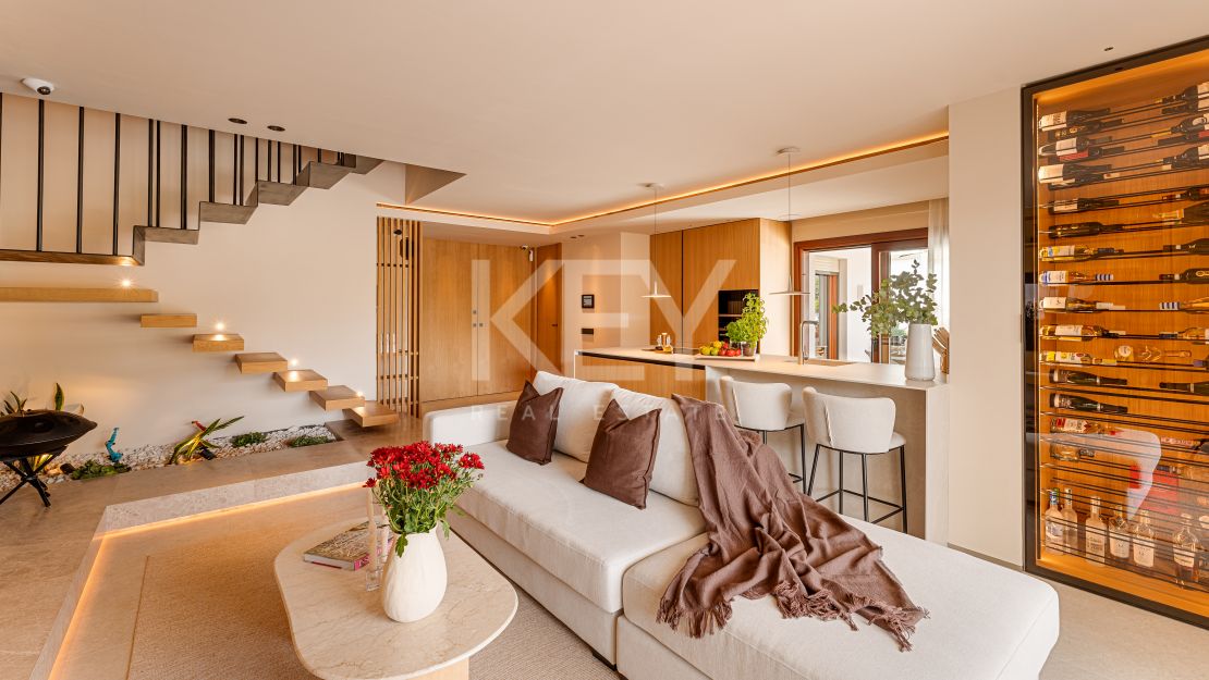 Ático dúplex moderno con vistas a la montaña en la Milla de Oro de Marbella