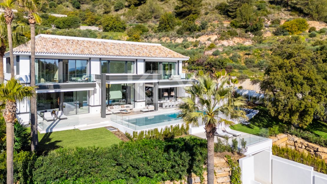 Contemporary villa with sea views in Cascada de Camoján