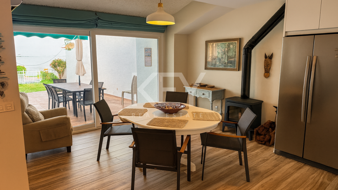 Реконструированная вилла на первой линии моря с прямым выходом к пляжу в Эстепоне