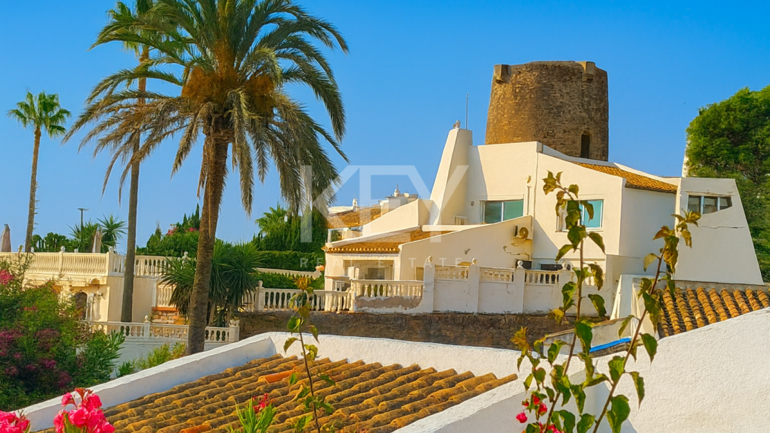 Реконструированная вилла на первой линии моря с прямым выходом к пляжу в Эстепоне