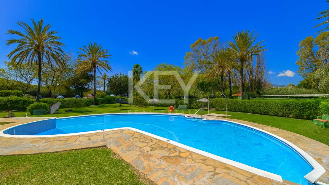 Реконструированная вилла на первой линии моря с прямым выходом к пляжу в Эстепоне