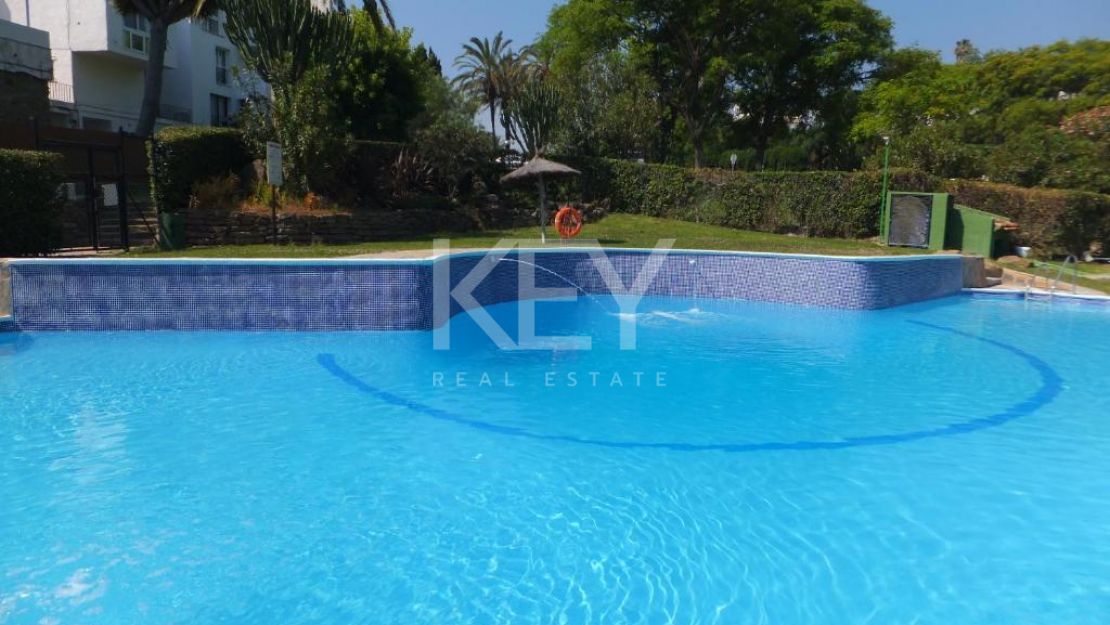 Реконструированная вилла на первой линии моря с прямым выходом к пляжу в Эстепоне