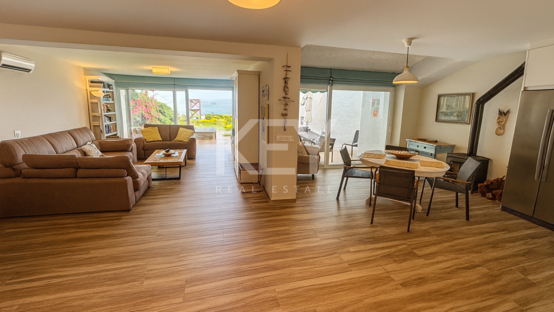 Реконструированная вилла на первой линии моря с прямым выходом к пляжу в Эстепоне